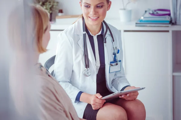 Doctor Paciente Discutiendo Algo Mientras Están Sentados Mesa Concepto Medicina — Foto de Stock