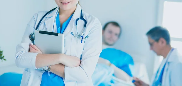 Médico Femenino Usando Tableta Vestíbulo Del Hospital —  Fotos de Stock