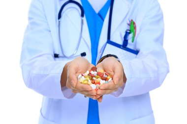 Doktor elinde bir yığın uyuşturucu tutuyor.