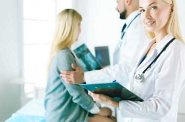 Yakışıklı erkek doktor, muayenehanesinde kısırlık konusunda bir çifte danışmanlık yapıyor..