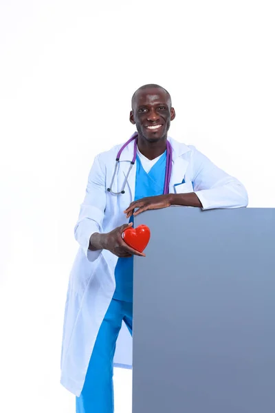 Médecin Masculin Avec Coeur Rouge Signe Blanc Isolé Sur Fond — Photo