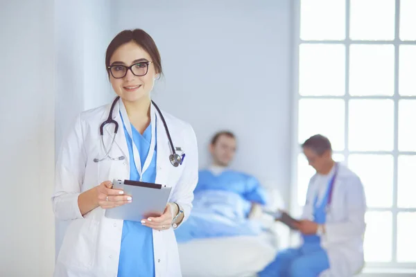 Médico Femenino Usando Tableta Vestíbulo Del Hospital —  Fotos de Stock