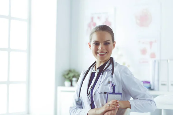 Portrait Jeune Femme Médecin Assise Bureau Hôpital — Photo