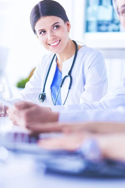 Uśmiechnięty Lekarz Korzystający Laptopa Pracującego Jej Kolegami Jasnym Pokoju Szpitalnym — Zdjęcie stockowe