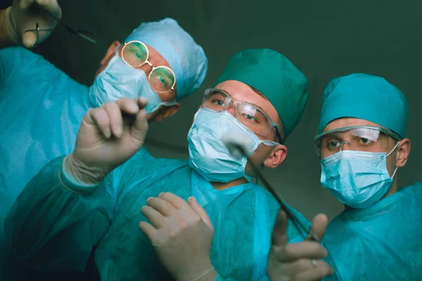 Grupo Cirurgiões Trabalho Sala Operações Tonificada Azul Equipe Médica Realizando — Fotografia de Stock