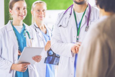 Doktor tabletinde tıbbi ekibine bir şey gösteriyor..