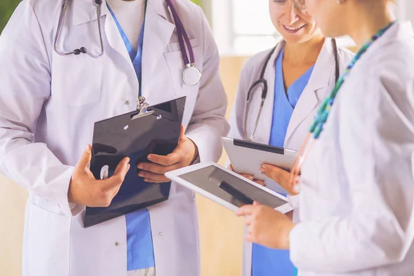 Doutor Mostrando Algo Seu Tablet Para Sua Equipe Médica — Fotografia de Stock