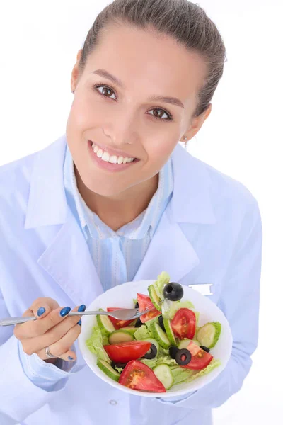 Ritratto Una Bella Dottoressa Che Tiene Piatto Con Verdure Fresche — Foto Stock