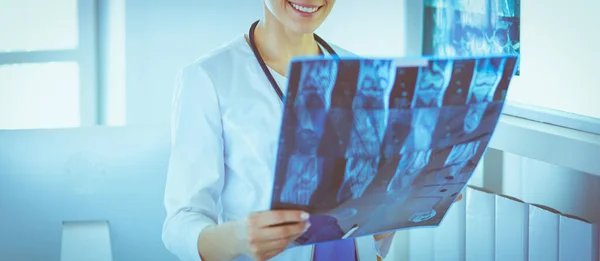 Молодая Улыбающаяся Женщина Врач Стетоскопом Смотрит Рентген Кабинете Врача — стоковое фото