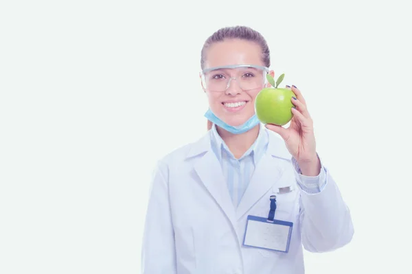 歯医者の女性は手と歯ブラシで緑の新鮮なリンゴを保持しています 歯医者だ 女性医師 — ストック写真