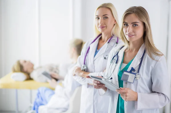 Portrait Three Confident Female Doctors Standing Arms Crossed Medical Office — Stock Photo, Image