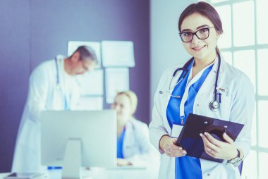 Hastane lobisinde tablet bilgisayar kullanan kadın doktor.,