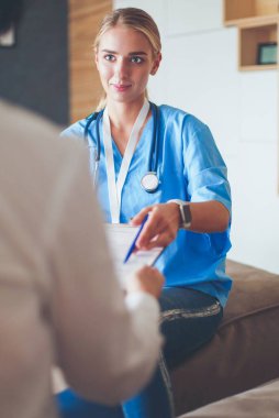 Doktor ve hasta masada otururken bir şey tartışıyorlar. İlaç ve sağlık hizmetleri kavramı.