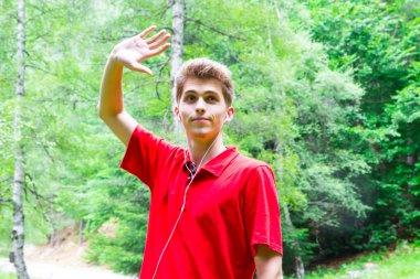 genç adam gösterilen