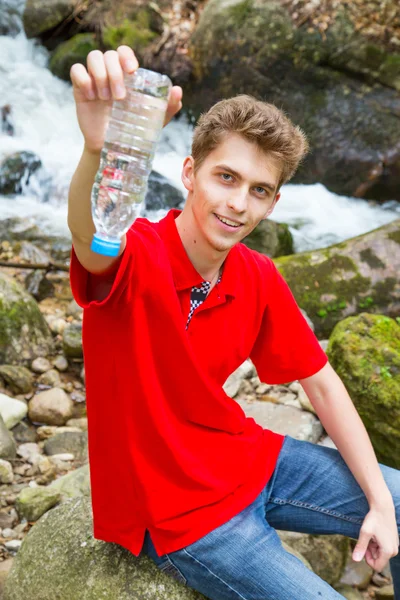 Молодой человек с бутылкой воды — стоковое фото