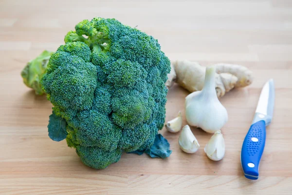 Broccoli with garlic and knife — Stock Photo, Image