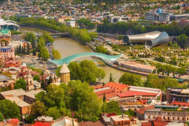 Tiflis, Gürcistan - 29 Nisan 2017: Nehir, Barış Köprüsü, panoramik manzara
