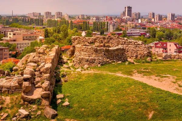 Paisaje urbano de Plovdiv, Bulgaria y las ruinas — Foto de Stock