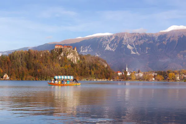 Bled Szlovénia Október 2018 Bledi Turisták Pletna Csónak Kastély Őszi — Stock Fotó