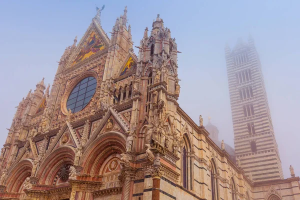 Catedral, Duomo di Siena, Italia en la niebla — Foto de Stock