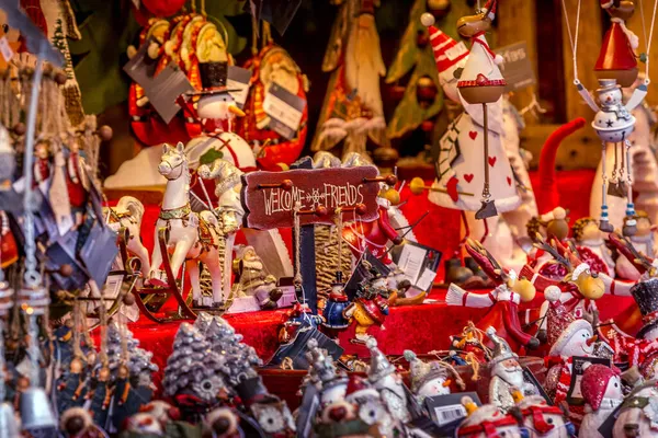 Giocattoli e regali al mercatino di Natale, Germania — Foto Stock