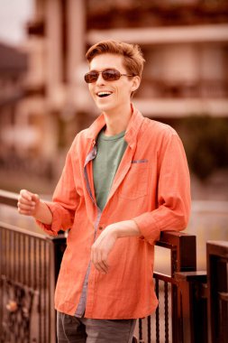 Kasabada bir yakışıklı genç adam, gülüyor.