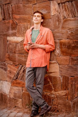 Yakışıklı adam akıllı telefon ve kulaklık ile