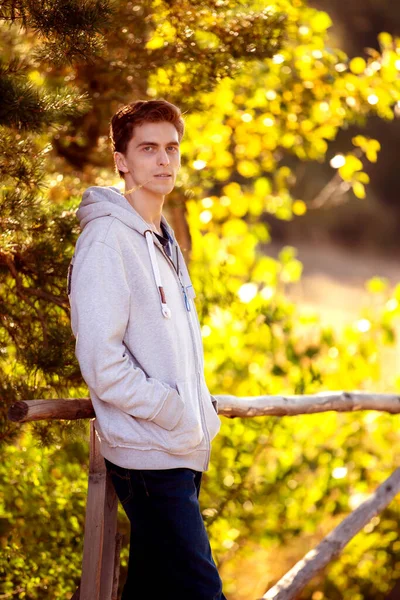 Homem bonito com no parque florestal — Fotografia de Stock