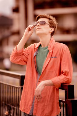 Kasabada genç ve yakışıklı bir adam var.