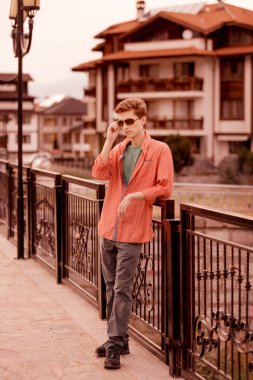 Kasabada genç ve yakışıklı bir adam var.