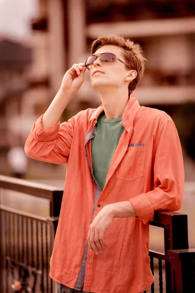 Kasabada genç ve yakışıklı bir adam var.