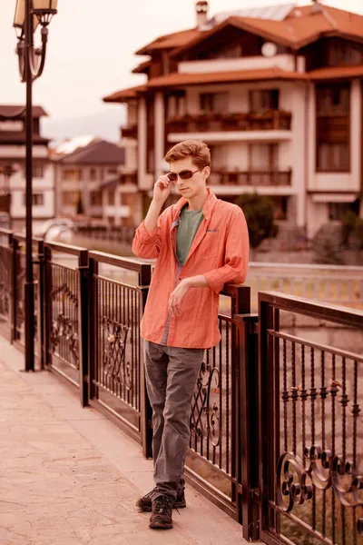 Kasabada genç ve yakışıklı bir adam var.