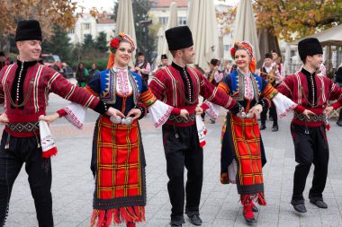 Filibe, Bulgaristan - 26 Kasım 2021: Eski Kentte genç şarap geçidi, geleneksel folklor dansları