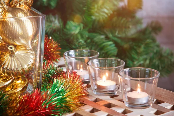 Fundo Árvore Natal Com Velas Chá Chamas Decorações Douradas — Fotografia de Stock