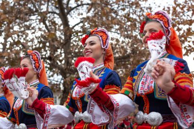 Filibe, Bulgaristan - 26 Kasım 2021: Eski Kentte genç şarap geçidi, geleneksel folklor dansları