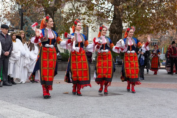Plovdiv Bulgarien November 2021 Ung Vinparad Gamla Stan Traditionella Folkloredanser — Stockfoto