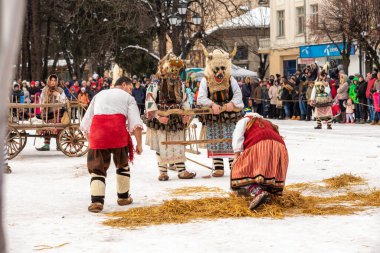 Razlık, Bulgaristan - 14 Ocak 2017: Geleneksel karnaval kuker kostümleri Kukeri Festivali Starchevata insanlarda