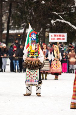 Razlog, Bulgaristan - 14 Ocak 2017: Kukeri festivali Starchevata, Bulgar folkloru ve bayramlarında geleneksel karnaval kuker kostümlü insanlar