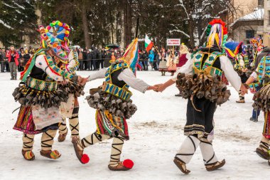 Razlog, Bulgaristan - 14 Ocak 2017: Kukeri festivali Starchevata, Bulgar folkloru ve bayramlarında geleneksel karnaval kuker kostümlü insanlar