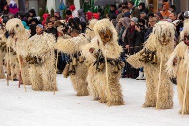 Razlık, Bulgaristan - 14 Ocak 2017: Geleneksel karnaval kuker kostümleri Kukeri Festivali Starchevata insanlarda