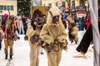 Razlık, Bulgaristan - 14 Ocak 2017: Geleneksel karnaval kuker kostümleri Kukeri Festivali Starchevata insanlarda