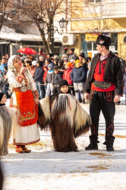 Razlık, Bulgaristan - 14 Ocak 2017: Kişi, Yetişkin ve çocuklarda geleneksel karnaval kuker kostümleri Kukeri festivalinde Starchevata giyim