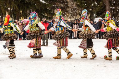Razlog, Bulgaristan - 14 Ocak 2017: Kukeri festivali Starchevata, Bulgar folkloru ve bayramlarında geleneksel karnaval kuker kostümlü insanlar