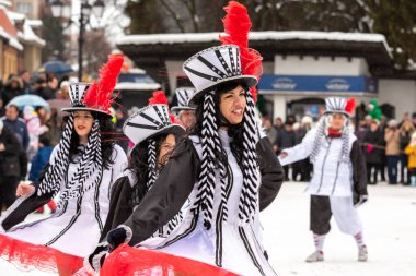 Razlog, Bulgaristan - 14 Ocak 2017: Starchevata festivalinde dans eden parlak kostümlü insanlar