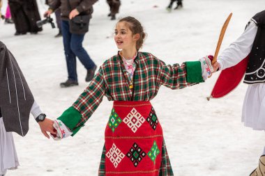 Razlog, Bulgaristan - 14 Ocak 2017: Starchevata festivalinde dans eden parlak kostümlü insanlar