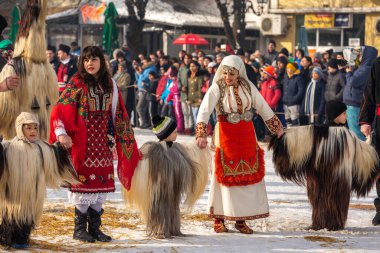 Razlık, Bulgaristan - 14 Ocak 2017: Kişi, Yetişkin ve çocuklarda geleneksel karnaval kuker kostümleri Kukeri festivalinde Starchevata giyim
