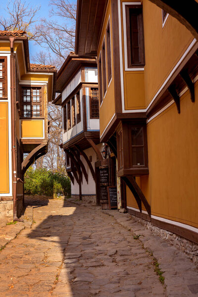 Пловдив, Болгария - 25 ноября 2021 года: красочные средневековые дома, улица в старом городе