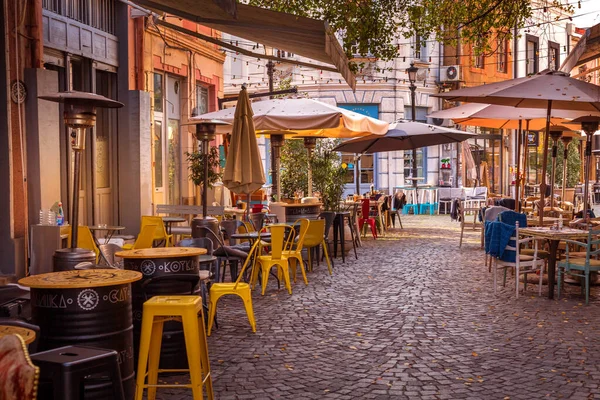 Plovdiv, Bulgaria Kapana calle centro de la ciudad con cafetería —  Fotos de Stock