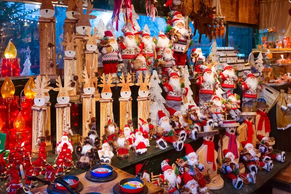 Ευρωπαϊκή αγορά χριστουγεννιάτικο στάβλο με διαφορετικά δώρα — Φωτογραφία Αρχείου