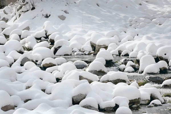 Paisaje de invierno con piedras cubiertas de nieve — Foto de Stock